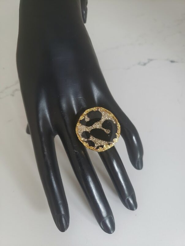 TONTI - bague leopard sur vitrail – Image 2