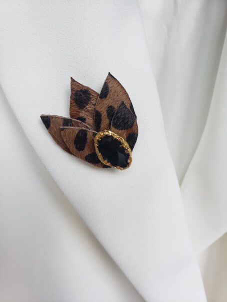 LEOLEO - broche en cuir léopard et petit vitrail