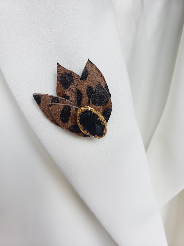 LEOLEO - broche en cuir léopard et petit vitrail